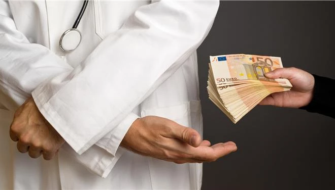 Σοκ για μαιευτήρα που υπολογίζει το «φακελάκι» με τα κιλά του μωρού- Τί λέει ο ΙΣΑ